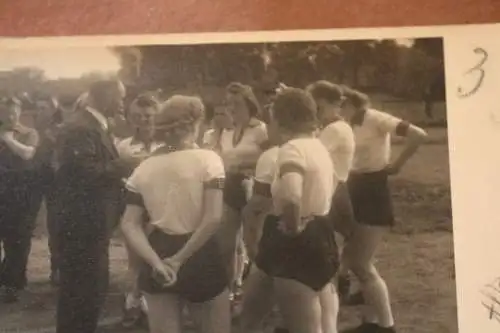 vier tolle alte Fotos - Frauen Fussball - Mannschaft - Ort ??? 40-50er Jahre ?