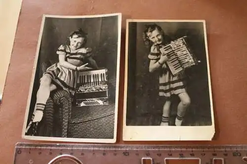 zwei tolle alte Fotos . Mädchen mit Akkordeon - Wesermünde März 1945