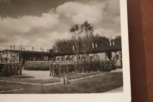 tolles altes Foto Soldaten angetreten - Baracken in Tarnfarben - Ort ?