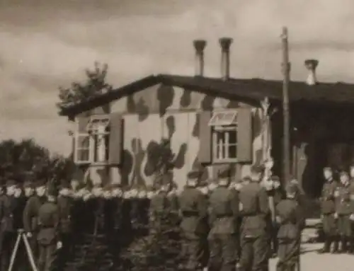 tolles altes Foto Soldaten angetreten - Baracken in Tarnfarben - Ort ?