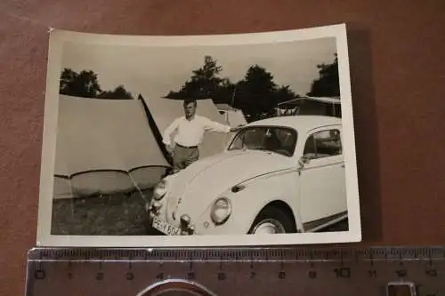 tolles altes Foto mit dem VW Käfer auf dem Campingplatz - 1964