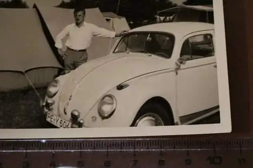 tolles altes Foto mit dem VW Käfer auf dem Campingplatz - 1964