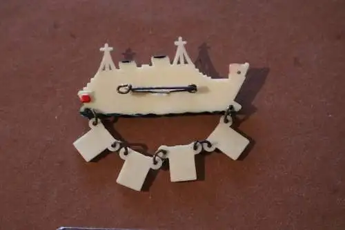 toller älterer Anstecker - Passagierdampfer - Niendorf mit Flaggen 