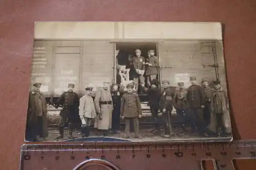altes Gruppenfoto Soldaten und russische ??? Kriegsgefangene entladen Waggon 