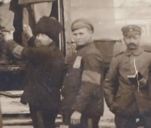 altes Gruppenfoto Soldaten und russische ??? Kriegsgefangene entladen Waggon