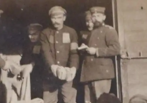 altes Gruppenfoto Soldaten und russische ??? Kriegsgefangene entladen Waggon