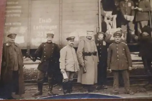 altes Gruppenfoto Soldaten und russische ??? Kriegsgefangene entladen Waggon