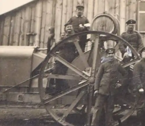 tolles altes Foto - Soldaten mit einem Motorpflug - Etappenmagazin 12.Armee