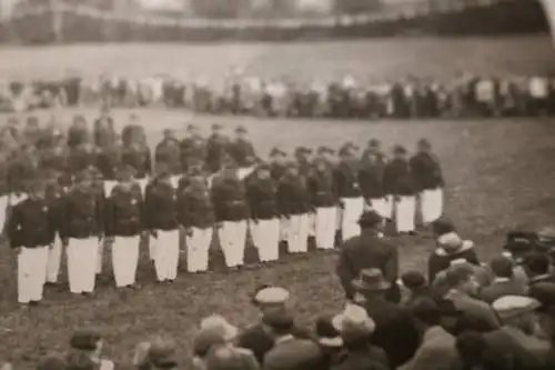 tolles altes Foto - angetretene Soldaten ?? auf einem Sportfeld - Fest ?? Ort ?