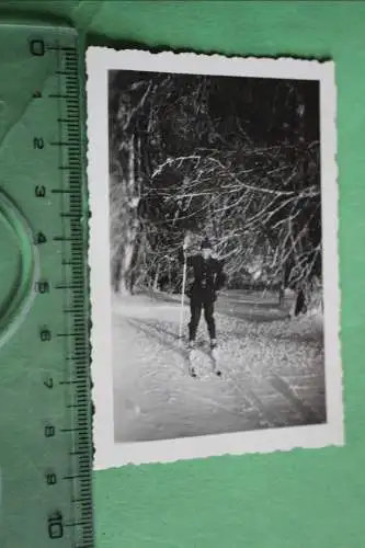 Tolles altes Foto - Soldat auf Skier -  Abzeichen auf Brust - Panzer ??