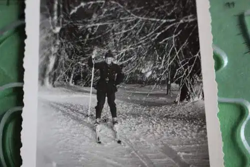 tolles altes Foto - Soldat auf Skier -  Abzeichen auf Brust - Panzer ??