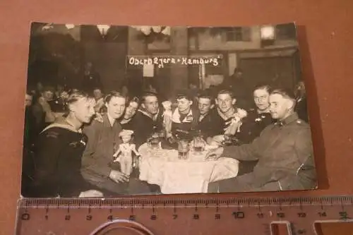 tolles altes Foto Tisch mit Matrosen und Frauen - Oberbayern in Hamburg