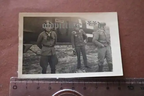 tolles altes Foto Offizier hochdekoriert u zwei Soldaten vor einem Flugzeug 1941