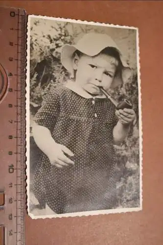 tolles altes Foto - Kleines Kind mit Pfeife im Mund 