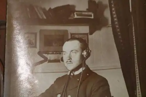 altes Foto - Mann in Uniform mit Kopfhörer - Radiogerät ?? 