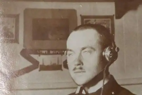 altes Foto - Mann in Uniform mit Kopfhörer - Radiogerät ?? 