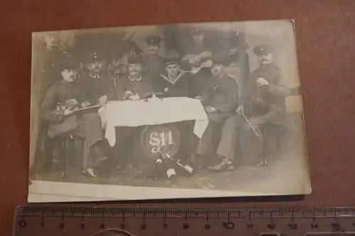 tolles altes Gruppenfoto - Soldaten und Matrose 