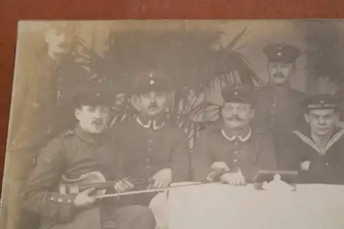 tolles altes Gruppenfoto - Soldaten und Matrose