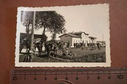 tolles altes Foto - Soldaten Pferde Fuhrwerke Bahnhof Raisdorf 