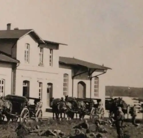 tolles altes Foto - Soldaten Pferde Fuhrwerke Bahnhof Raisdorf 