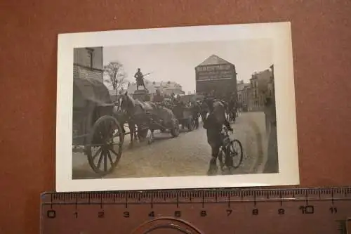 tolles altes Foto - Soldaten fahren durch belgische Stadt ? - Mission Belge Evan