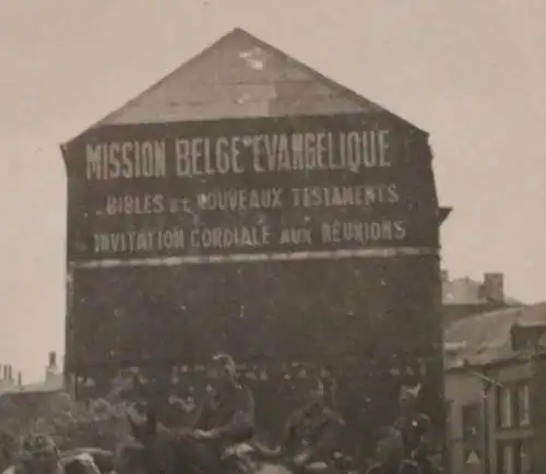 tolles altes Foto - Soldaten fahren durch belgische Stadt ? - Mission Belge Evan