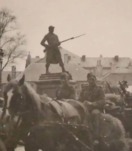 tolles altes Foto - Soldaten fahren durch belgische Stadt ? - Mission Belge Evan