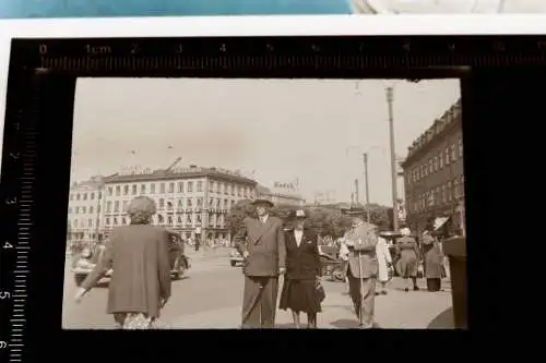 tolles altes Negativ - Gebäude mit Werbung, Pelikan, Boras Tapeter, Kodak 