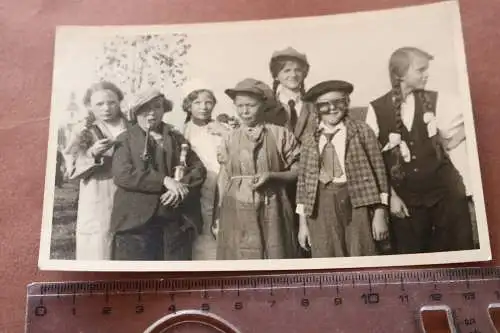 tolles altes Gruppenfoto - Kinder, Mädels mit Zöpfe , verkleidet, Karneval ??