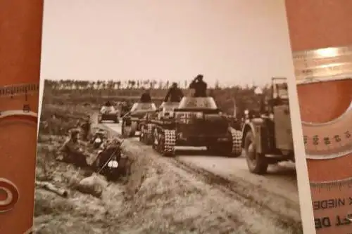 tolles altes Foto - deutsche Panzer auf Strasse - Repro !!! neuzeitl. Abzug 