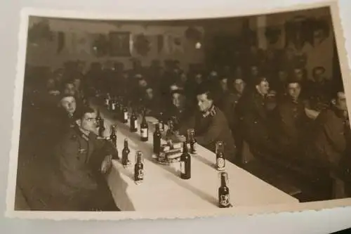 tolles altes Foto  - Soldaten feiern -  3.AA 32 ?? 