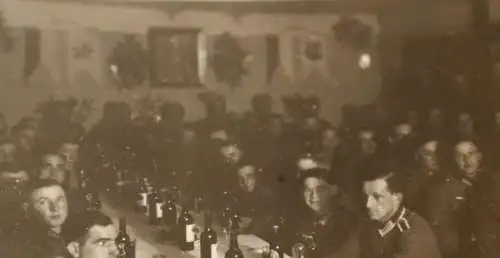 tolles altes Foto  - Soldaten feiern -  3.AA 32 ?? 