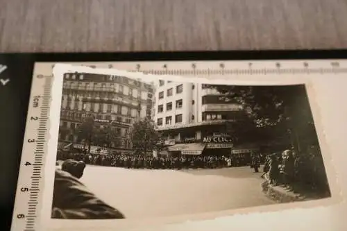 tolles altes Foto   Frankreich Clichy Paris Geschäfte - Bürgern warten auf was?