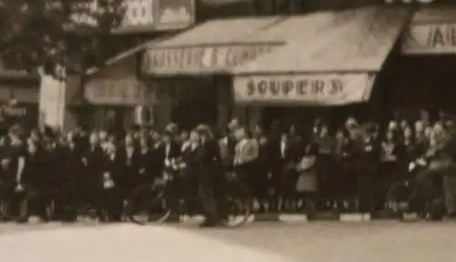 tolles altes Foto   Frankreich Clichy Paris Geschäfte - Bürgern warten auf was?