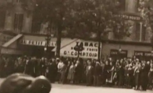 tolles altes Foto   Frankreich Clichy Paris Geschäfte - Bürgern warten auf was?