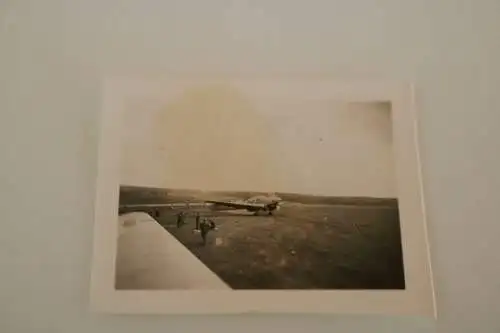 tolles altes kleines Foto  -  Flugplatz - Flugzeug Kennung GR ?