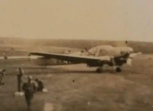tolles altes kleines Foto  -  Flugplatz - Flugzeug Kennung GR ?