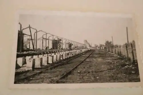 altes Foto - zerstörter Bahnhof oder Fabrik ?? Eisenbahnschienen