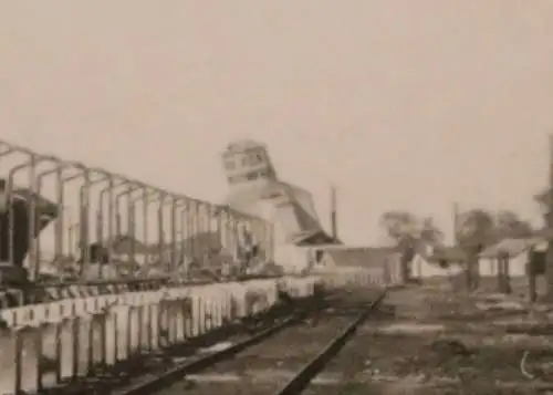 altes Foto - zerstörter Bahnhof oder Fabrik ?? Eisenbahnschienen