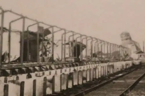 altes Foto - zerstörter Bahnhof oder Fabrik ?? Eisenbahnschienen