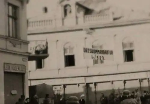 tolles altes Foto - Stadt - Ortskommandantur I. 523 - Polen ? Geschäft Leon Hase