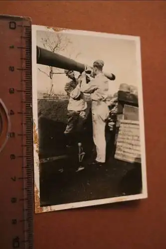tolles altes Foto - zwei Soldaten makieren einen Abschußring ans Geschütz 