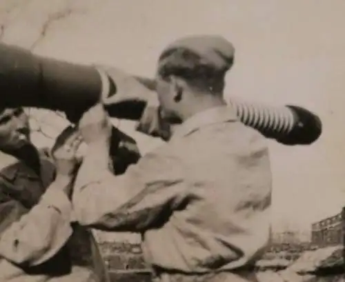 tolles altes Foto - zwei Soldaten makieren einen Abschußring ans Geschütz 