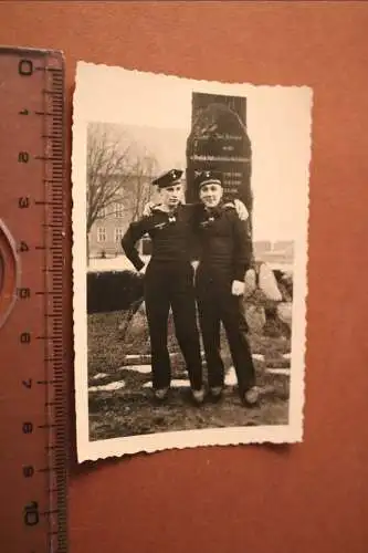 altes Foto - zwei Matrosen vor Gedenktafel Gefallener in Deutsch-Südwestafrika