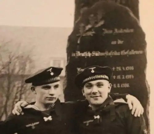 altes Foto - zwei Matrosen vor Gedenktafel Gefallener in Deutsch-Südwestafrika 