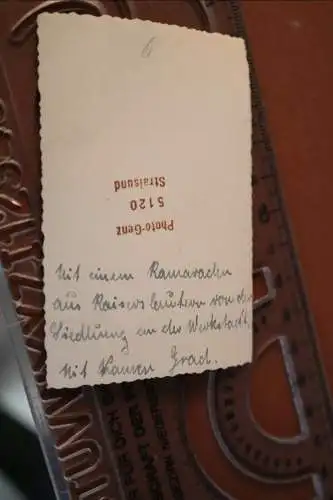 altes Foto - zwei Matrosen vor Gedenktafel Gefallener in Deutsch-Südwestafrika 