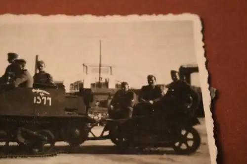 tolles altes Foto - deutsche Soldaten auf engl. Beuteschlepper - Afrika ??? 