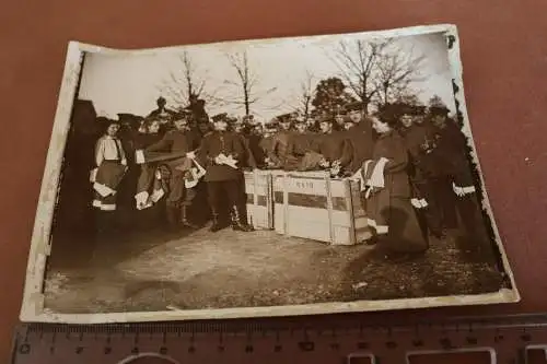 tolles altes Foto - Einkleidung Soldaten ?? neue Helme , Uniformen 