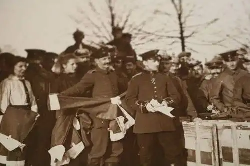 tolles altes Foto - Einkleidung Soldaten ?? neue Helme , Uniformen