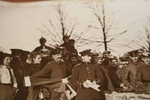 tolles altes Foto - Einkleidung Soldaten ?? neue Helme , Uniformen